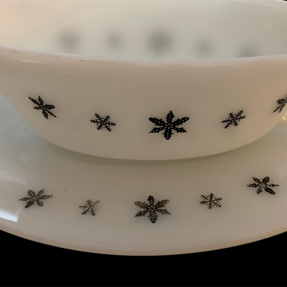 Vintage Pyrex JAJ Snowflake Gravy Server - Picture 2 of 2